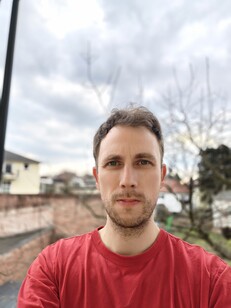 Selfie z głównego aparatu 