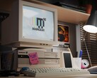 Gotowy komputer do gier Maingear Retro95 na komputerze stacjonarnym (źródło zdjęcia: Maingear PR)