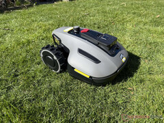 Mammotion Yuka Mini to jeden z najlepszych bezprzewodowych robotów-kosiarek do małych ogrodów. (Źródło zdjęcia: Marcus Schwarten / Notebookcheck)