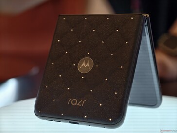 Motorola Razr 70 z kryształami Swarovskiego z tyłu