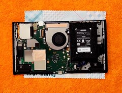System chłodzenia Nintendo Switch 2 obejmuje mały wentylator i miedzianą rurkę cieplną (źródło obrazu: ProModding, YouTube)