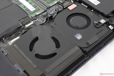 Wentylatory wewnętrzne są większe niż w Alienware 16 Area-51