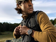 Instinct Crossover AMOLED jest jednym z kilku smartwatchy, które w tym tygodniu otrzymały znaczącą stabilną aktualizację. (Źródło zdjęcia: Garmin)