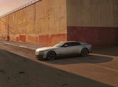 Jaguar Type 01 EV w wieczornym słońcu przed wysokim murem