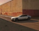 Jaguar Type 01 EV w wieczornym słońcu przed wysokim murem