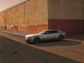 Jaguar Type 01 EV w wieczornym słońcu przed wysokim murem