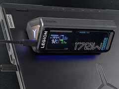 Powerbank Legion PB9 o mocy 170 W kosztuje w Chinach około 82 dolarów. Na zdjęciu: zdjęcie promocyjne przenośnej ładowarki umieszczonej na laptopie.