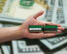 DIY DDR5 RAM może wkrótce stać się realnym sposobem na zaoszczędzenie pieniędzy na budowie komputera. Na zdjęciu: osoba trzymająca pamięć RAM. (Źródło zdjęcia: SK Hynix i Giorgio Trovato)
