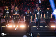 Skład drużyny MongolZ (na zdjęciu) podczas ceremonii otwarcia trwającego Blast Major w Austin. (Źródło zdjęcia: HLTV)