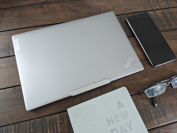 Lenovo ThinkPad Z13 Gen 2 w kolorze arktycznej szarości Lenovo ThinkPad Z13 Gen 2 w kolorze arktycznej szarości
