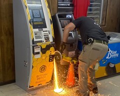 Policjant przecinający bankomat Bitcoin ręczną piłą ścierną (źródło zdjęcia: Biuro Szeryfa Hrabstwa Jasper za pośrednictwem Facebooka; przycięte)