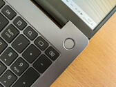 Laptop z systemem Windows siedzący na drewnianym stole (Źródło obrazu: Andrey Matveev - Unsplash)