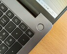 Laptop z systemem Windows siedzący na drewnianym stole (Źródło obrazu: Andrey Matveev - Unsplash)