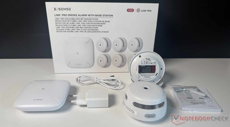 Zawartość opakowania X-Sense XS01-M (FS61) — proszę zwrócić uwagę, że na zdjęciu widoczne są tylko dwa z sześciu czujników dymu.