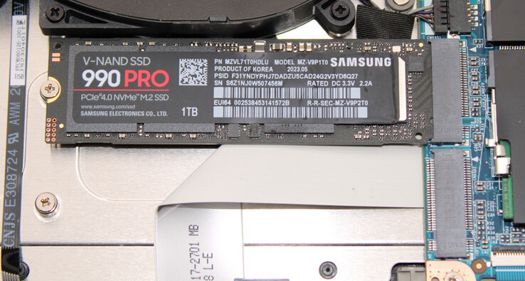 Apex oferuje miejsce na dwa dyski SSD.