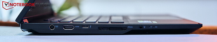 Po lewej: wejście DC, HDMI 2.1, Thunderbolt4/USB-C z PD i DP, interfejs mobilny ROG XG z USB Type-C 3.2 Gen2