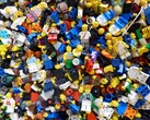 Obraz przedstawiający wiele klocków LEGO na podłodze (źródło obrazu: Regenwolke0 - Pixabay)