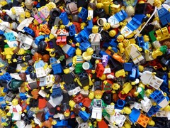 Obraz przedstawiający wiele klocków LEGO na podłodze (źródło obrazu: Regenwolke0 - Pixabay)