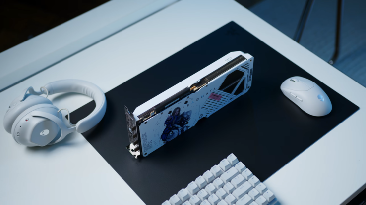 Całkowicie biała konfiguracja z kartą graficzną Zotac RTX 5070 AMP Pragmata Limited Edition i urządzeniami peryferyjnymi Alienware.