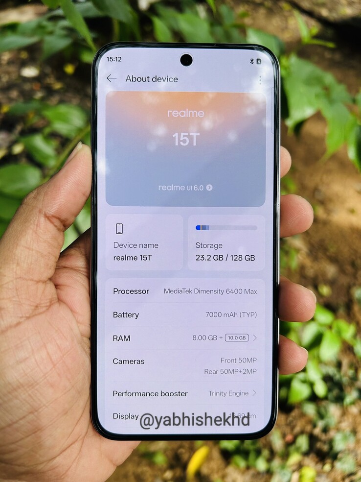 "Realme 15T" na wolności z otwartą stroną Informacje o urządzeniu. (Źródło: Abhishek Yadav via X)