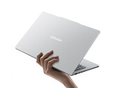 Laptop Xiaoxin Air 13 kosztuje w Chinach około 869 dolarów. Na zdjęciu: zdjęcie promocyjne przedstawiające smukłą i lekką konstrukcję laptopa.