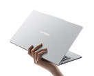 Laptop Xiaoxin Air 13 kosztuje w Chinach około 869 dolarów. Na zdjęciu: zdjęcie promocyjne przedstawiające smukłą i lekką konstrukcję laptopa.