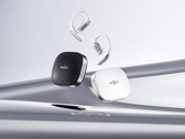 Shokz OpenFit Pro (z etui), na zdjęciu na stylizowanym srebrnym tle. (Źródło zdjęcia: Shokz)