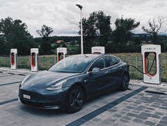 Zaparkowanie Tesli Model 3 w miejscu Supercharger zwykle oznacza konieczność naładowania elektrycznego samochodu (Image: Dario)