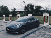 Zaparkowanie Tesli Model 3 w miejscu Supercharger zwykle oznacza konieczność naładowania elektrycznego samochodu (Image: Dario)