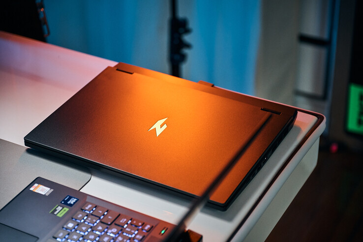 Acer Nitro 14 charakteryzuje się czystą estetyką.