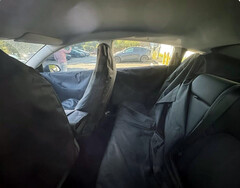 Budżetowy Model Y nie będzie miał panoramicznego dachu. (Źródło zdjęcia: DriveGreenLiveGreen/X)