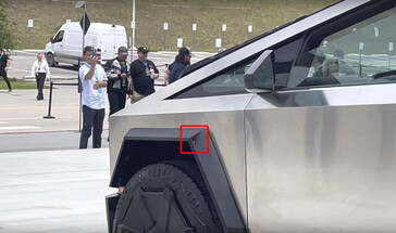 W przednim nadkolu ukryta jest kamera cofania, która zastępuje lusterka boczne. (Źródło obrazu: Farzad Mesbahi na YouTube)