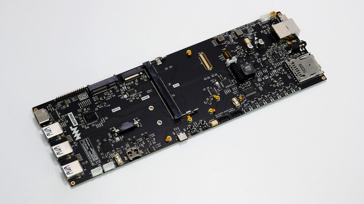 Płyta główna MNT Reform Mainboard 3.0 jest wyposażona w 200-pinowe złącze modułu obliczeniowego.