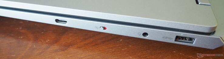 Prawa strona: USB-C 3.2 Gen 2 (w tym Power Delivery i DisplayPort), migawka kamery internetowej, audio, USB-A 3.2 Gen 1