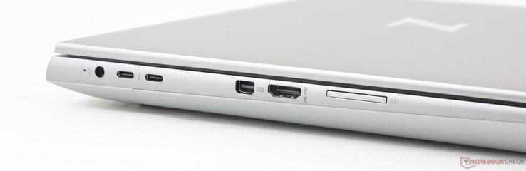 Po lewej: zasilacz sieciowy, 2x USB-C 3.2 Gen. 2 z Thunderbolt 4 + DisplayPort 1.4, mini-DisplayPort 1.4, HDMI 2.1, czytnik kart SD. Proszę zwrócić uwagę na ciasno upakowane porty USB-C i zasilacza sieciowego