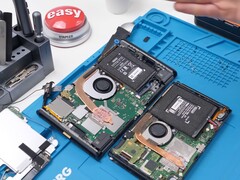 Widok rozbiórki Nintendo Switch 2 pokazujący wewnętrzne komponenty, w tym baterię, wentylator i płytę główną (źródło obrazu: Phone Repair Guru na YouTube)