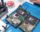 Widok rozbiórki Nintendo Switch 2 pokazujący wewnętrzne komponenty, w tym baterię, wentylator i płytę główną (źródło obrazu: Phone Repair Guru na YouTube)