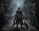 Oficjalna grafika promocyjna gry „Bloodborne”, przedstawiająca Łowcę stojącego na ulicach Yharnamu