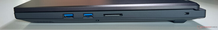 Po prawej: 2x USB-A 3.2 Gen 1 (5 GBit/s), czytnik kart SD, blokada Kensington Nano Saver Lock