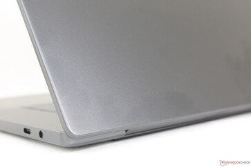 Gładkie ciemnoszare powierzchnie łatwiej przyciągają odciski palców niż w zeszłorocznym projekcie