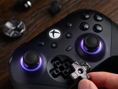 Kontroler 8BitDo Ultimate 3E do konsoli Xbox posiada wymienny metalowy D-pad.