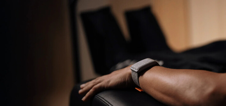 Biało-szary pasek Amazfit Helio Strap. (Źródło zdjęcia: Amazfit)