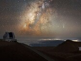 Obraz przedstawiający kometę Lemmon i Drogę Mleczną nad Hawajami. (Źródło zdjęcia: International Gemini Observatory/NOIRLab/NSF/AURAObróbka obrazu: M. Rodriguez (International Gemini Observatory/NSF NOIRLab) &amp; M. Zamani (NSF NOIRLab))