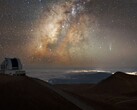Obraz przedstawiający kometę Lemmon i Drogę Mleczną nad Hawajami. (Źródło zdjęcia: International Gemini Observatory/NOIRLab/NSF/AURAObróbka obrazu: M. Rodriguez (International Gemini Observatory/NSF NOIRLab) &amp; M. Zamani (NSF NOIRLab))