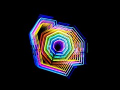 Obraz dekoracyjny. Naukowcy znaleźli nowy sposób na kontrolowanie fal świetlnych. (Źródło zdjęcia: Sebastián Brito via Unsplash)