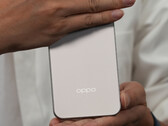 Członek zarządu Oppo, Zhou Yibao, drażni się z tylnym designem Find X9. (Źródło zdjęcia: Zhou Yibao)