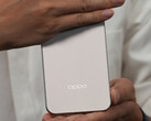 Członek zarządu Oppo, Zhou Yibao, drażni się z tylnym designem Find X9. (Źródło zdjęcia: Zhou Yibao)