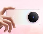 Smartfon Vivo X300 z różowym gradientowym wykończeniem, prezentujący okrągły moduł potrójnego aparatu marki Zeiss (źródło zdjęcia: Vivo)
