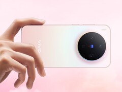 Smartfon Vivo X300 z różowym gradientowym wykończeniem, prezentujący okrągły moduł potrójnego aparatu marki Zeiss (źródło zdjęcia: Vivo)