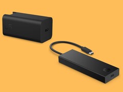 Ładowarka ścienna HP 65W GaN i przenośny koncentrator USB-C 4K HDMI pokazane obok siebie (źródło zdjęcia: HP)